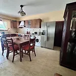Casa vacanze Sunny Retreat - With Patio & Parking