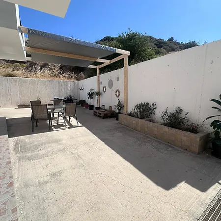 Sunny Retreat - With Patio & Parking Casa vacanze *